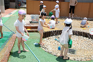 思いっきり水遊び　たんぽぽ・すみれ