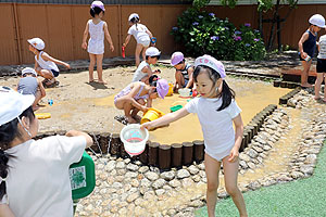 思いっきり水遊び　たんぽぽ・すみれ