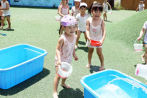 思いっきり水遊び　たんぽぽ・すみれ