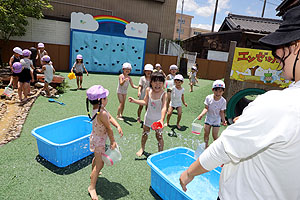 思いっきり水遊び　たんぽぽ・すみれ