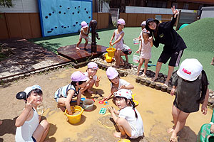 思いっきり水遊び　たんぽぽ・すみれ