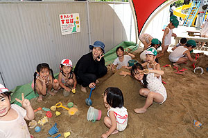 園庭で思いっきり遊びました！　A・りす・ひよこ