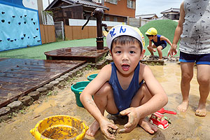 泥んこ遊び　　うさぎ・ひまわり