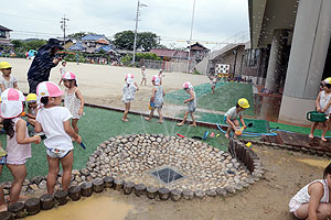 泥んこ遊び　　うさぎ・ひまわり