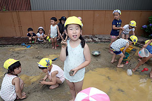 泥んこ遊び　　うさぎ・ひまわり