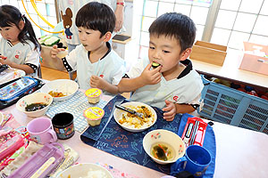 年長組さんが育てたきゅうりいただきます　ひまわり