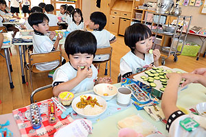 年長組さんが育てたきゅうりいただきます　ひまわり