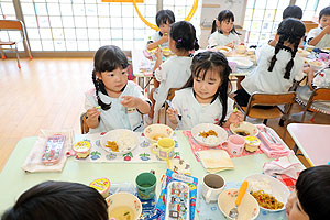 年長組さんが育てたきゅうりいただきます　ひまわり