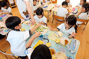 年長組さんが育てたきゅうりいただきます　ひまわり