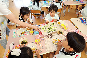 年長組さんが育てたきゅうりいただきます　ひまわり