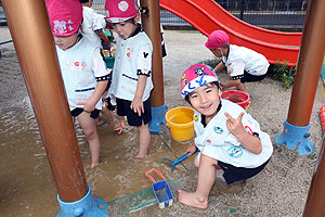 園庭で思いっきり泥遊び！　きりん・ばら・C