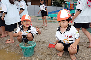 園庭で思いっきり泥遊び！　きりん・ばら・C