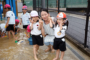 園庭で思いっきり泥遊び！　きりん・ばら・C