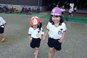 園庭で思いっきり泥遊び！　きりん・ばら・C