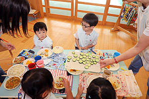 年長組さんが育てたきゅうりいただきます　うさぎ・りす・ことり・こあら