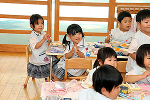 年長組さんが育てたきゅうりいただきます　うさぎ・りす・ことり・こあら