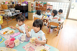 年長組さんが育てたきゅうりいただきます　うさぎ・りす・ことり・こあら