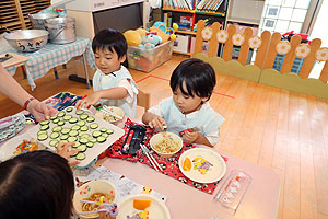 年長組さんが育てたきゅうりいただきます　うさぎ・りす・ことり・こあら