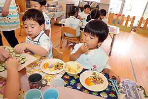 年長組さんが育てたきゅうりいただきます　うさぎ・りす・ことり・こあら