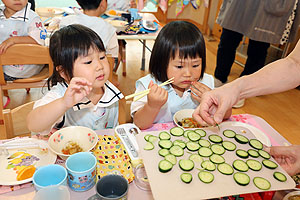 年長組さんが育てたきゅうりいただきます　うさぎ・りす・ことり・こあら