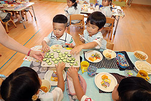 年長組さんが育てたきゅうりいただきます　うさぎ・りす・ことり・こあら