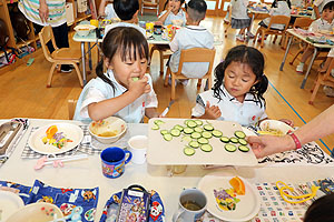 年長組さんが育てたきゅうりいただきます　うさぎ・りす・ことり・こあら