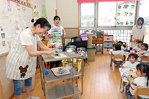 年長組さんが育てたきゅうりいただきます　うさぎ・りす・ことり・こあら