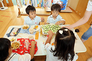 年長組さんが育てたきゅうりいただきます　うさぎ・りす・ことり・こあら