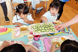 年長組さんが育てたきゅうりいただきます　うさぎ・りす・ことり・こあら