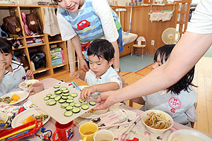 年長組さんが育てたきゅうりいただきます　うさぎ・りす・ことり・こあら