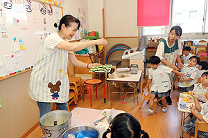 年長組さんが育てたきゅうりいただきます　うさぎ・りす・ことり・こあら