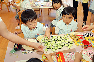 年長組さんが育てたきゅうりいただきます　うさぎ・りす・ことり・こあら