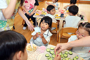 年長組さんが育てたきゅうりいただきます　うさぎ・りす・ことり・こあら