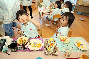 年長組さんが育てたきゅうりいただきます　うさぎ・りす・ことり・こあら