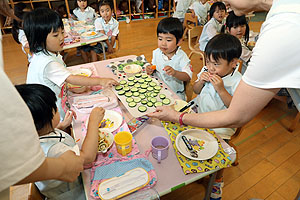 年長組さんが育てたきゅうりいただきます　うさぎ・りす・ことり・こあら