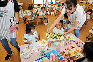 年長組さんが育てたきゅうりいただきます　うさぎ・りす・ことり・こあら