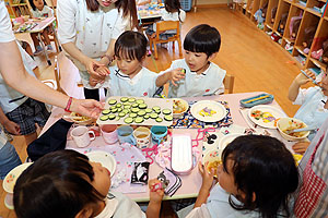 年長組さんが育てたきゅうりいただきます　うさぎ・りす・ことり・こあら