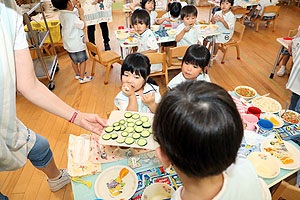 年長組さんが育てたきゅうりいただきます　うさぎ・りす・ことり・こあら