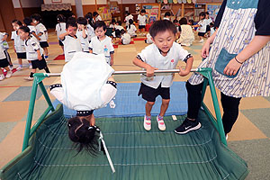 鉄棒頑張っています　きりん