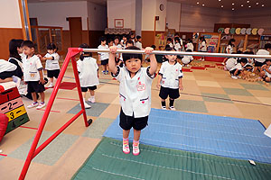 鉄棒頑張っています　きりん