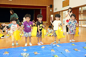 エンゼル七夕まつり　おかしのつかみどり・的当て・わなげ　年少・ひよこ・あひる　　NO.1