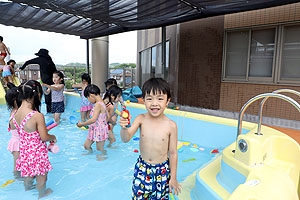 プール活動の様子　　ばら・ひまわり