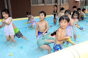 プール活動の様子　　ばら・ひまわり