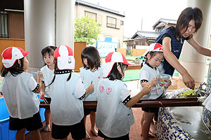 カラフル流しそうめんごっこ　年少組