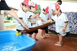 カラフル流しそうめんごっこ　年少組