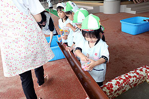 カラフル流しそうめんごっこ　年少組