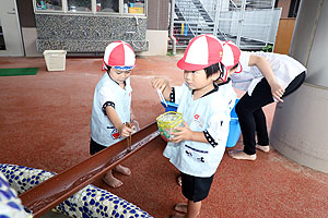 カラフル流しそうめんごっこ　年少組