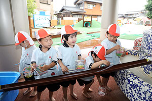 カラフル流しそうめんごっこ　年少組