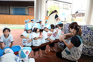 カラフル流しそうめんごっこ　年少組