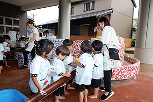 カラフル流しそうめんごっこ　年少組